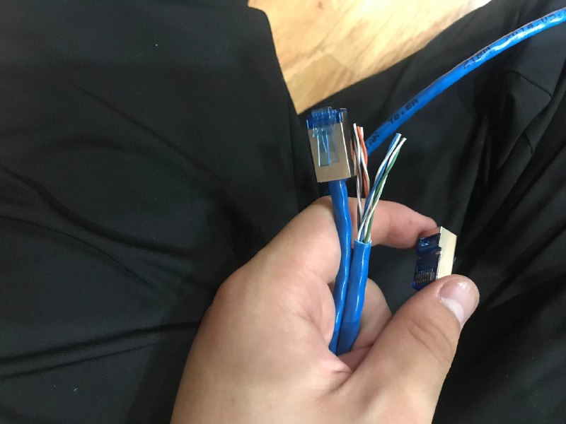 UPDATE：自己去打了根 Cat 5e 的线替换掉 (2) 解决